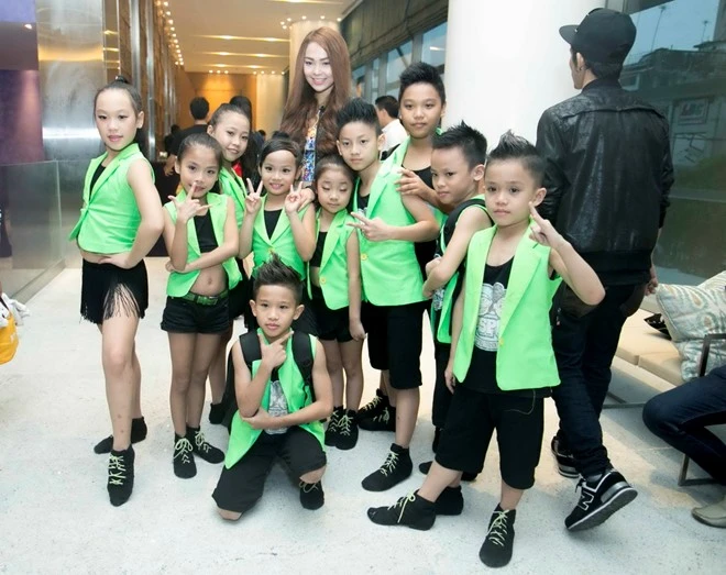 Minh Hằng được em trai lái xe đưa đón ngày mưa ảnh 13