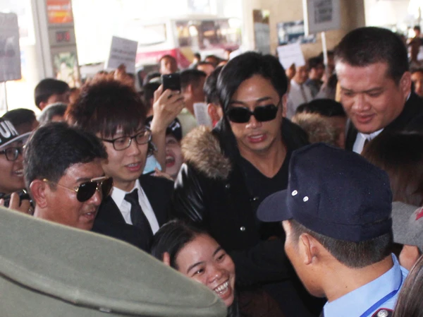 Ngô Trác Hy cười rạng rỡ khi đến Việt Nam ảnh 1