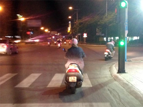 Ăn xin giả dạng ở ATM ảnh 1