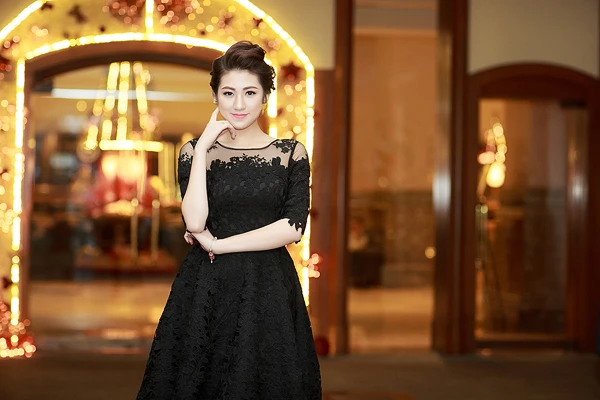 Tú Anh diện váy ren trong gió lạnh ảnh 5