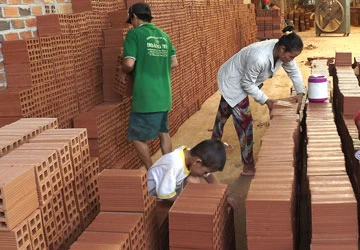 Lò gạch không phép xả bụi vào nhà dân ảnh 1