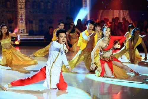 Ngân Khánh bị phạt vì lộ ngực gây nhiều tranh cãi ảnh 1