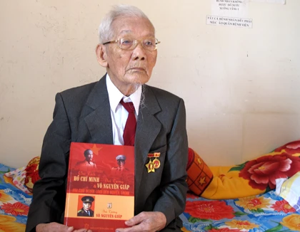 Phú Yên: Cụ già 83 năm tuổi Đảng tiễn đưa Đại tướng ảnh 3