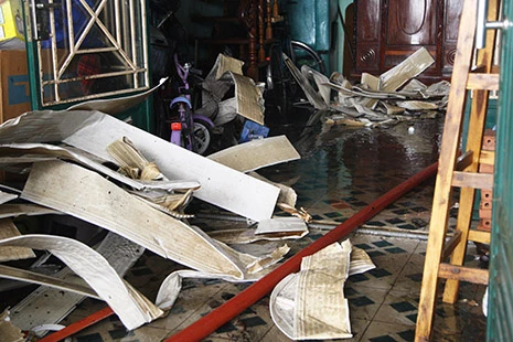 Cháy nhà, 6 người may mắn thoát nạn ảnh 1