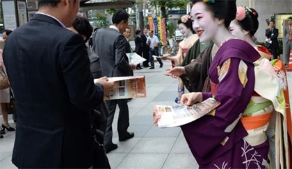 Ngắm các nữ sinh geisha Nhật xuống phố ảnh 3
