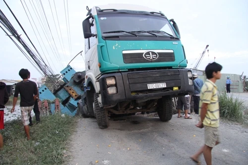 Xe quá tải đè sập cầu Vồng ảnh 1