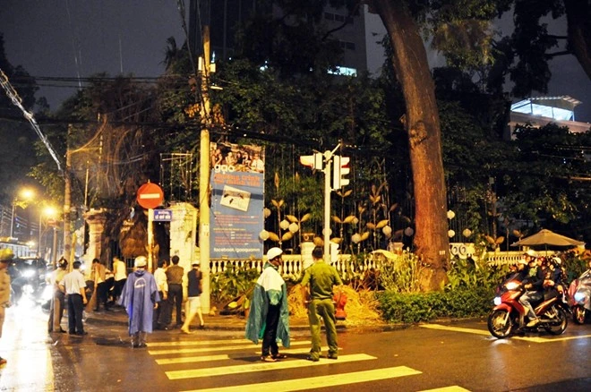 Cây thông Noel phát cháy giữa Sài Gòn, nhiều người hốt hoảng ảnh 1 Cây thông Noel phát cháy giữa Sài Gòn, nhiều người hốt hoảng ảnh 1