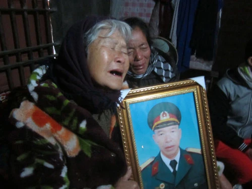 Xóm chài nghèo phủ trắng khăn tang ảnh 1