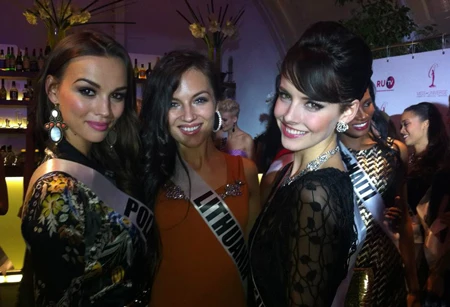 Trương Thị May và người đẹp hoàn vũ vui vẻ tiệc tùng ảnh 4