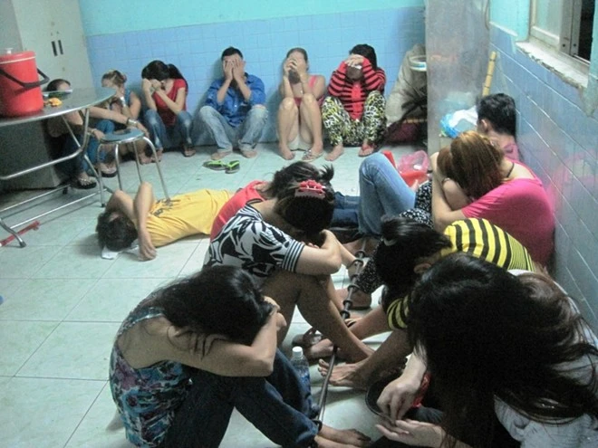 Gái đứng đường Sài Gòn gạ... bán dâm cho công an ảnh 1 Gái đứng đường Sài Gòn gạ... bán dâm cho công an ảnh 1