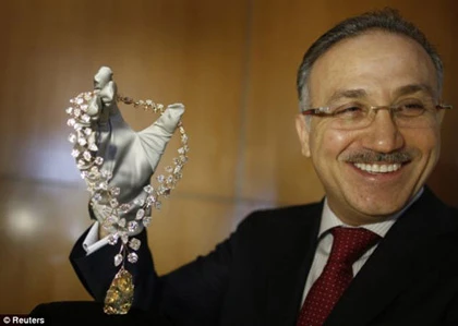 Cận cảnh chiếc vòng cổ đắt nhất thế giới ảnh 2