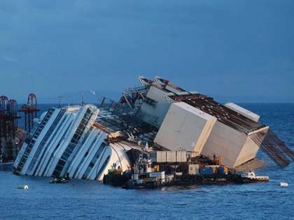 Tìm thấy xương người cạnh tàu Costa Concordia ảnh 1