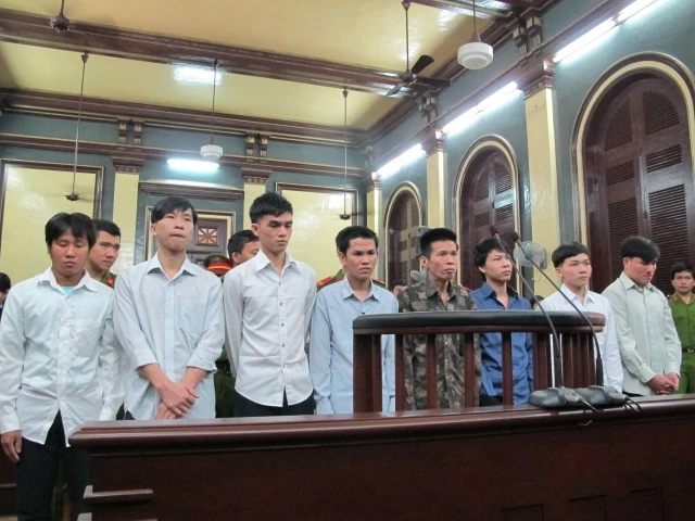 Đang xử băng chặt tay cướp xe SH trên cầu Phú Mỹ ảnh 2 Đang xử băng chặt tay cướp xe SH trên cầu Phú Mỹ ảnh 2