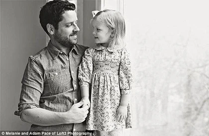 Xúc động cha tái hiện ảnh cưới cùng con gái nhỏ ảnh 4