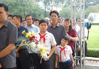 Dòng người đổ về Dinh Độc Lập tiễn đưa Đại tướng ảnh 8