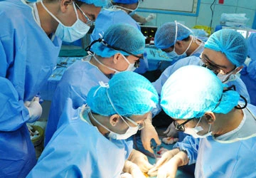 Bác sĩ Việt tách rời thành công trẻ song sinh ảnh 1