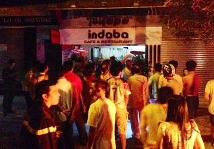 Hoảng loạn vì cháy chung cư giữa đêm ảnh 1