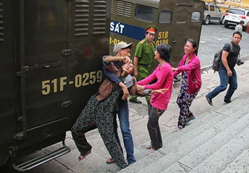 Từ cướp bia trên đường tới ném đá ở tòa… ảnh 1