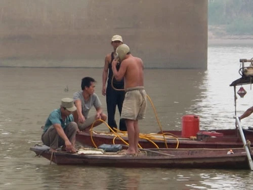 Vụ bác sĩ "ném xác": Gia đình phải vay mượn tiền để tìm thi thể chị Huyền ảnh 1