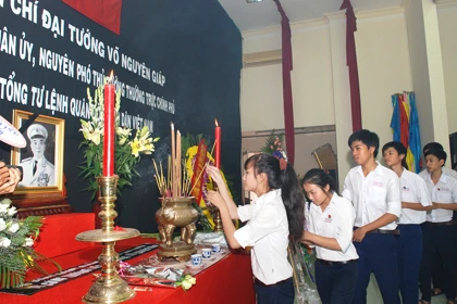 Lễ viếng đại tướng Võ Nguyên Giáp trên cả nước ảnh 12 Lễ viếng đại tướng Võ Nguyên Giáp trên cả nước ảnh 12