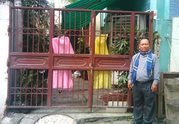 Lối ra hẻm bị rào, nguy hiểm chực chờ ảnh 1