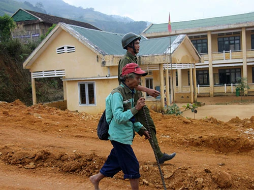 Công an hộ tống dân vác tiền về nhà ảnh 1
