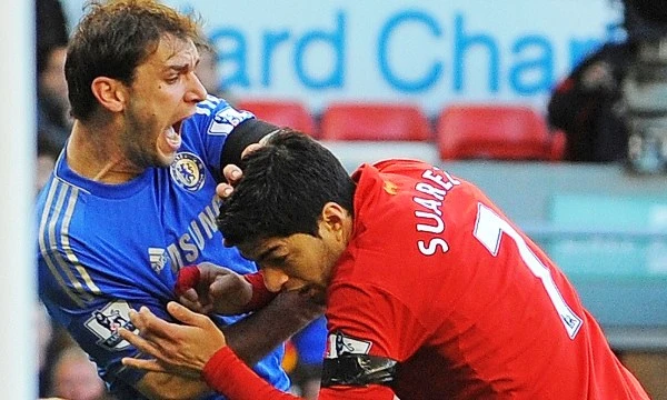 Top 10 cầu thủ đáng ghét nhất thế giới: Suarez, Ibra, Emre, Terry... ảnh 1