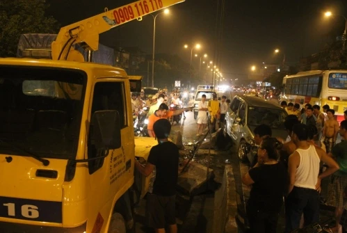 Tông taxi, húc văng phân cách, xế hộp lật ngửa giữa đường ảnh 1