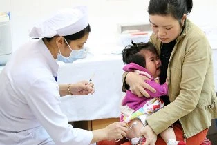 Lâm Đồng: Trẻ vùng cao phản ứng nặng với Quinvaxem? ảnh 1