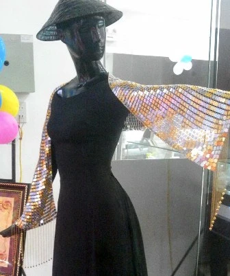 Chiêm ngưỡng chiếc khăn rằn làm từ vàng ròng lớn nhất Việt Nam ảnh 1