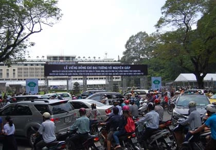 Dòng người đổ về Dinh Độc Lập tiễn đưa Đại tướng ảnh 1 Dòng người đổ về Dinh Độc Lập tiễn đưa Đại tướng ảnh 1