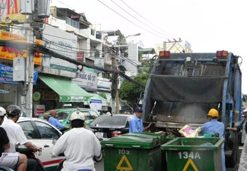 Gom rác ban ngày gây ô nhiễm, tắc đường ảnh 1