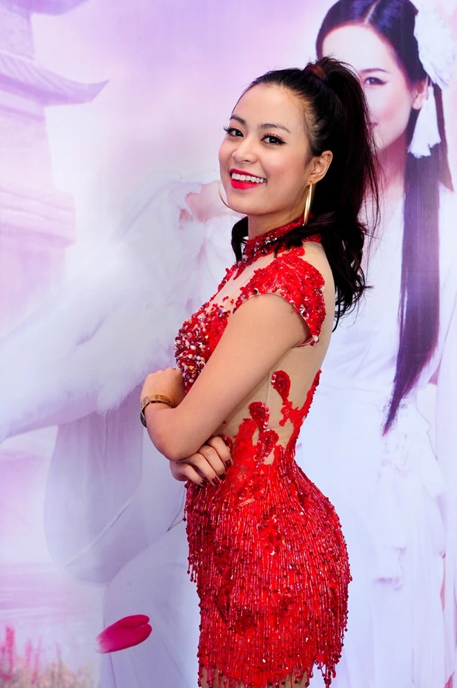 Mai Phương Thúy đọ dáng cùng Hoàng Thùy Linh ảnh 4