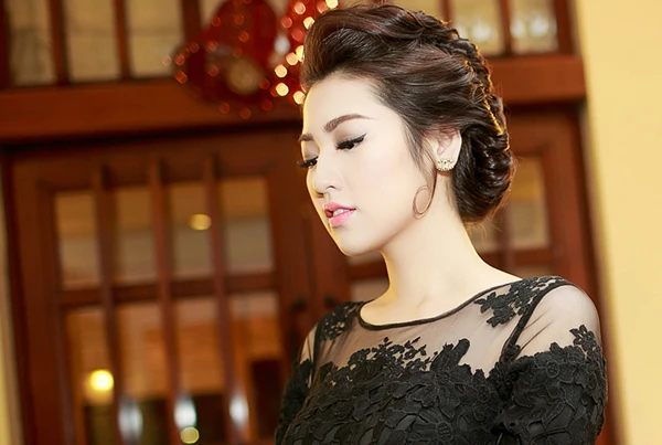 Tú Anh diện váy ren trong gió lạnh ảnh 4