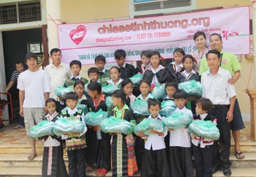 Góp từng nắm gạo giúp người nghèo ảnh 2