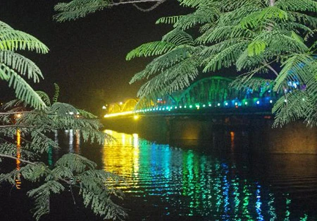 Ngắm cầu Tràng Tiền đổi màu về đêm ảnh 1