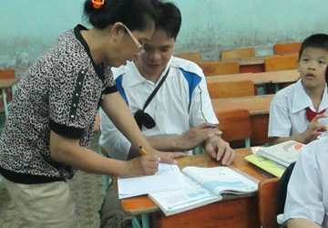 Ngày kiếm cơm, tối đến trường - Bài 2: Con lớp 5, cha vào lớp 2 ảnh 1