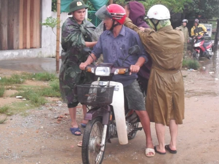 Những hình ảnh đầu tiên của cơn bão số 10 ảnh 13