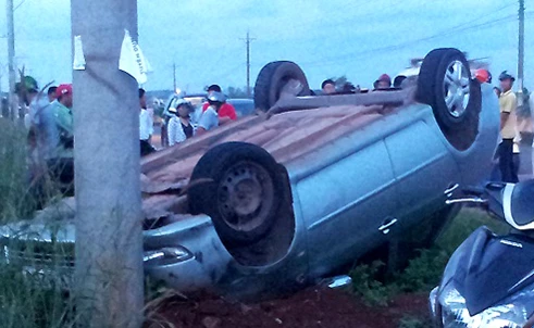 Xe hơi chở bí thư, chủ tịch xã đâm cột điện, chổng bánh lên trời ảnh 1