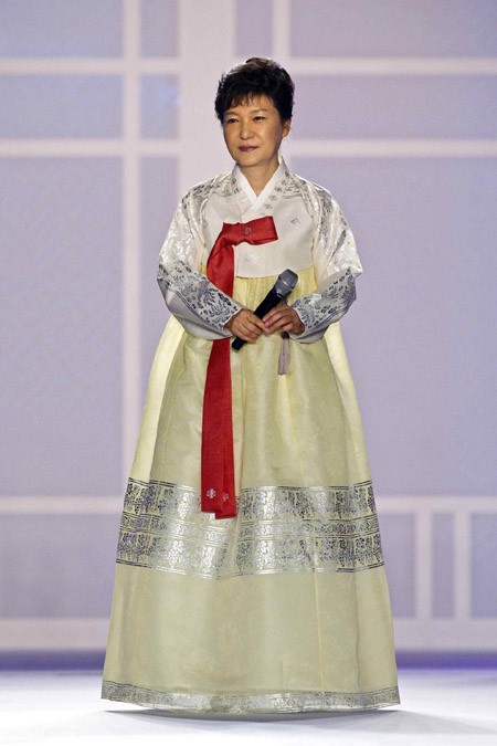 Nữ Tổng thống Park Geun Hye mặc hanbok dự trình diễn thời trang ảnh 2