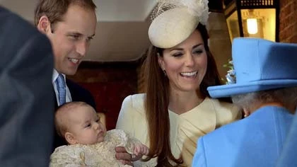 Hoàng tử bé nước Anh xuất hiện tại lễ rửa tội ảnh 4