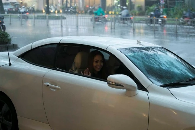 Minh Hằng được em trai lái xe đưa đón ngày mưa ảnh 2
