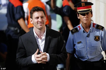 Messi mang nụ cười "bí hiểm" đi hầu tòa ảnh 2