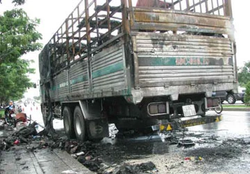 Vừa qua hầm chui Thủ Thiêm, xe tải bốc cháy ảnh 1