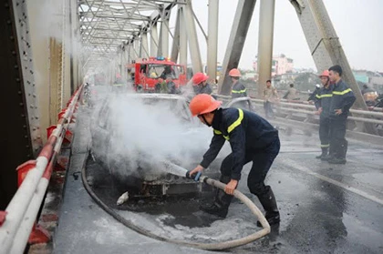 Ô tô 4 chỗ bốc cháy ngùn ngụt trên cầu Chương Dương ảnh 11
