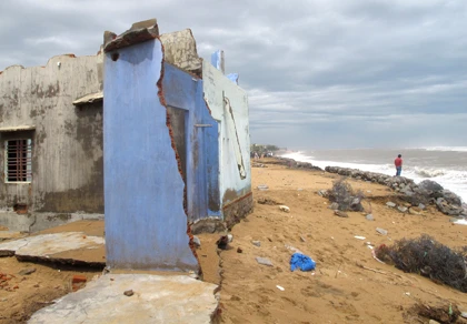 Phú Yên: Sóng lớn vẫn tiếp tục tấn công các làng biển ảnh 1