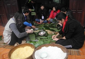 Sinh viên gói bánh chưng tặng người nghèo ảnh 2