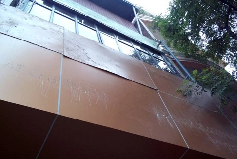 Vụ bác sĩ "ném xác": Vợ bác sĩ Cát Tường tháo dỡ biển hiệu thẩm mỹ ảnh 1 Vụ bác sĩ "ném xác": Vợ bác sĩ Cát Tường tháo dỡ biển hiệu thẩm mỹ ảnh 1