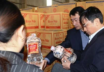 Rượu độc ‘lọt lưới’ 4 cơ quan ảnh 1