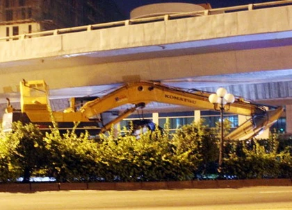 2 giờ giải cứu xe quá khổ kẹt cứng dưới gầm cầu ảnh 1